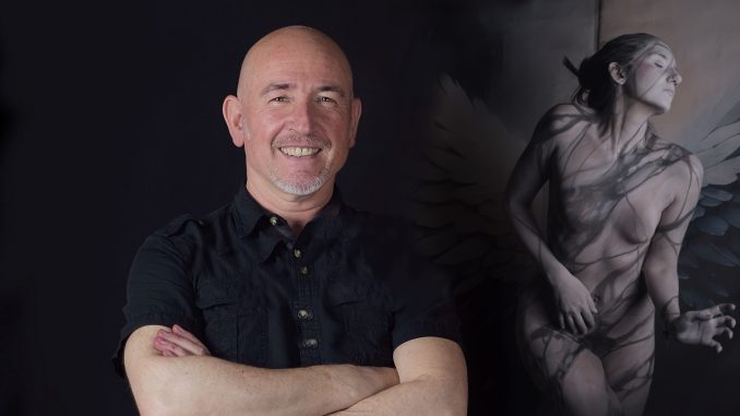 Künstler Maurizio Fruzzetti mit Bodypainting im Marmor-Statuen-Stil